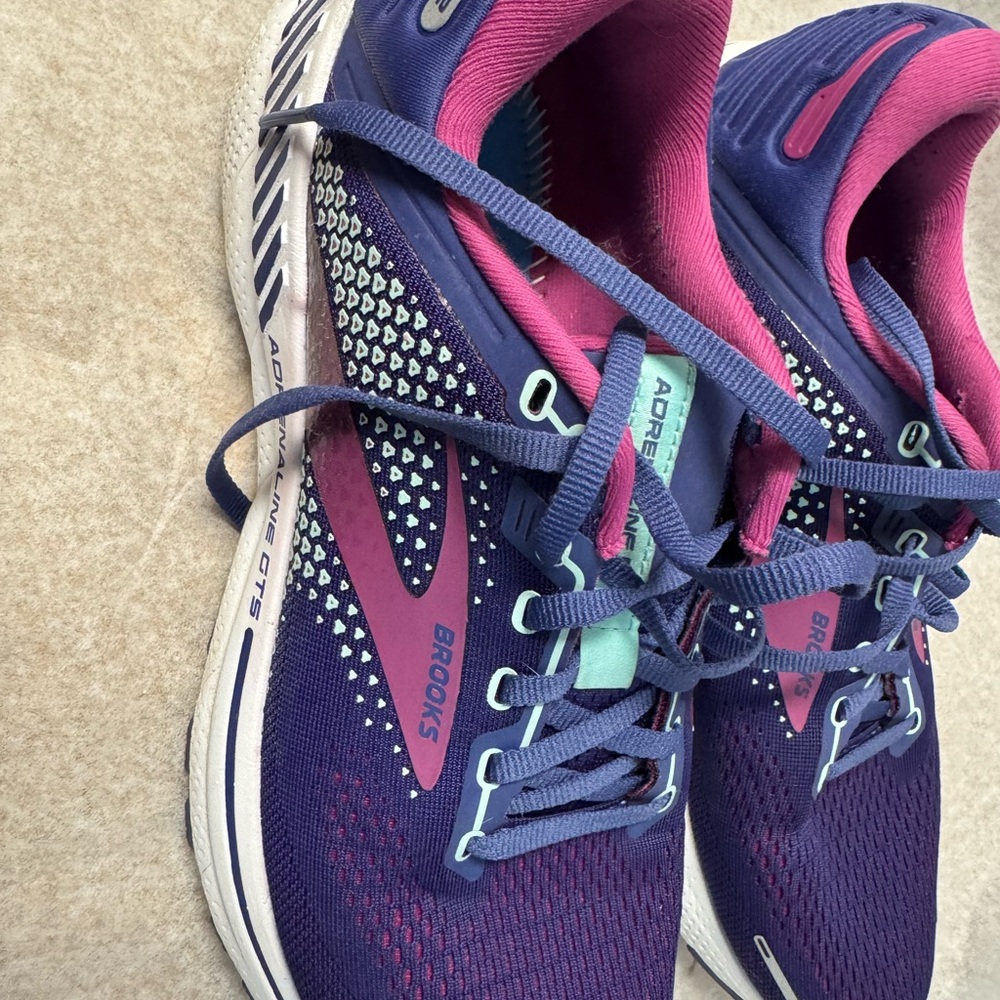 Women’s BROOKS “Adrenaline” GTS 22 in Yucca & Navy gently worn.